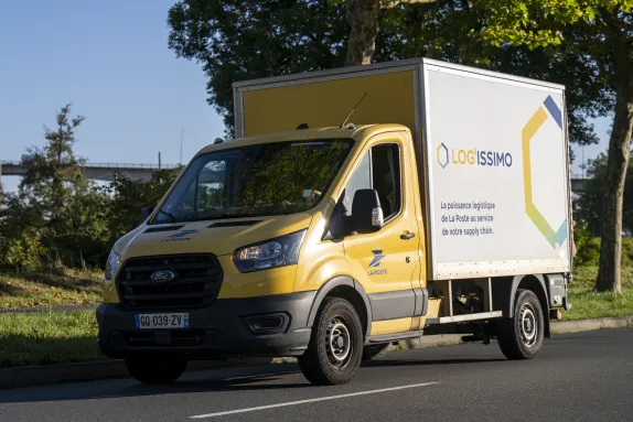 Camion officiel Log'issimo La Poste assurant la collecte et livraison de fleurs françaises